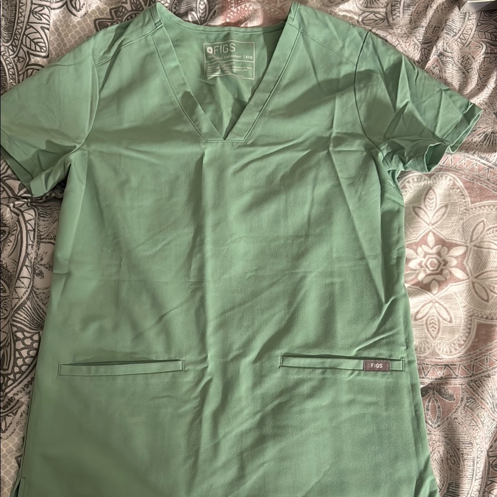 FIGS Three-Pocket Scrub Top